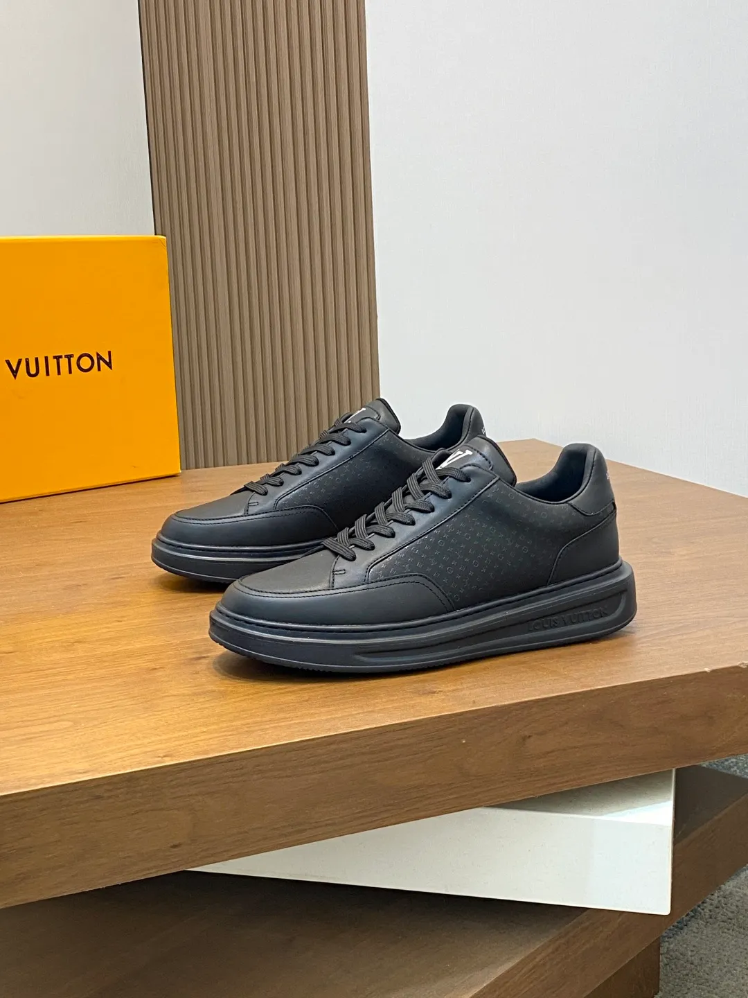 Factory price: 400💰LV🆕 New men's high-end casual sports shoes, using imported first-layer cowhide silk-screened brand lougou, original ultra-light men's shoes 💰u outsole, wear-resistant and comfortable, Monogram lougou embellished rubber outsole, breathable mesh lining, versatile classic style! Size: 38-44 (.45, 46 customized)